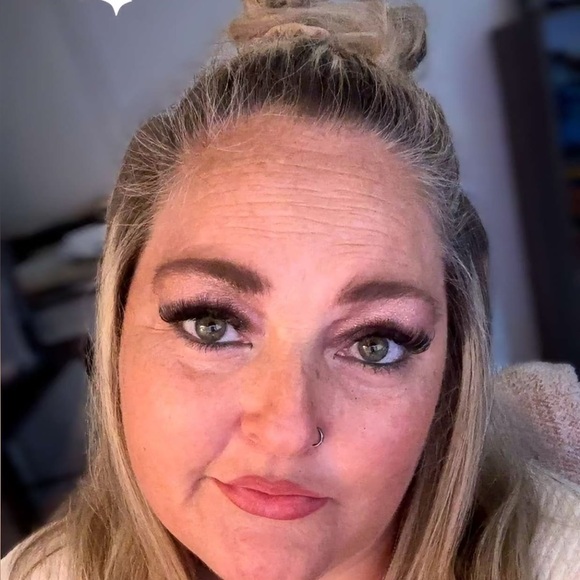 Meet your Posher, Hollie - Picture 1 of 1